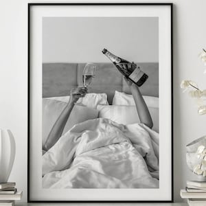Frau trinkt Wein im Bett Poster Print, feministisches Poster, schwarz und weiß, Alkohol Wandkunst, Barwagen Druck, Mädchenzimmer Dekor, Wanddekoration