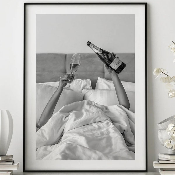 Impresión de cartel de mujer bebiendo vino en la cama, cartel feminista, blanco y negro, arte de pared con alcohol, impresión de carrito de bar, decoración de habitación de niña, decoración de pared