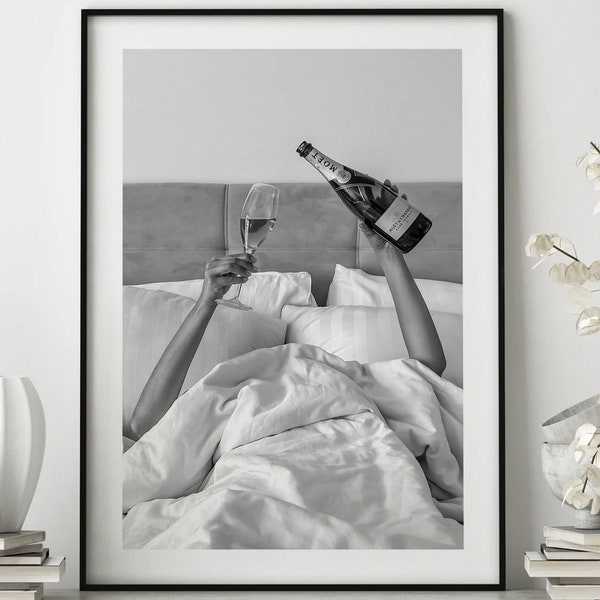 Mujer bebiendo vino en la cama, póster en blanco y negro