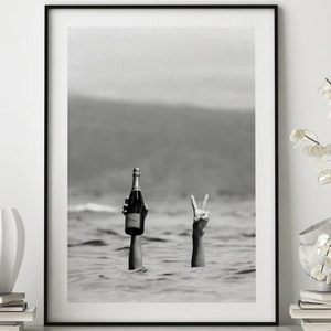 Frau mit Champagner am Strand Poster, Bar Print, Wein Print, Alkohol Art, Feministisches Print Decor, Mädchenzimmer Dekor, Wanddeko, Strand Print