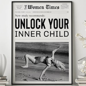Ontgrendel je innerlijke kind poster, meisje met plezier, krantenafdruk, kunst slaapzaal meisjes, kunst meisjeskamer, kunst meisjeskamer, zwart-wit print, barwagen kunst #2