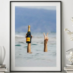 Kobieta z szampanem na plazy plakat, wydruk baru, wydruk wina, sztuka alkoholu, feministyczny wystrój wydruku, wystrój pokoju dla dziewczynek, wystrój ścienny, wydruk plaży