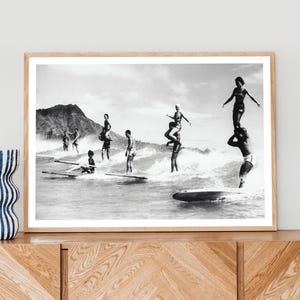 Póster vintage de surfista, impresión de tabla de surf, blanco y negro, decoración de casa de playa, regalo para amantes del surf, arte de tabla de surf, arte mural de surfista, arte playero