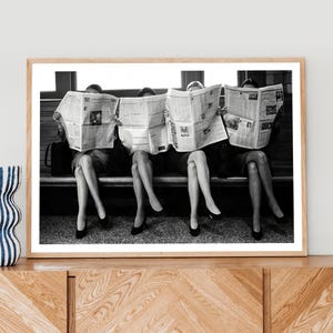 Poster di donna che legge, stampa in bianco e nero, decorazione di lettura, donne che leggono il giornale, stampa vintage, arte murale