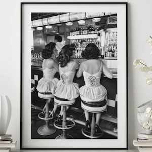 Frauen trinken an der Bar Poster, schwarz weiß Druck, Alkohol Kunst, Bar Warenkorb Druck, Vintage Poster, Frauen Druck