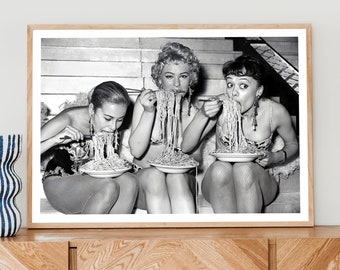 Frauen essen Spaghetti Poster, Frauen essen Pasta Schwarzweiß Vintage Druck, Fotografie Drucke, Wanddekoration, Wandkunst, Pasta Kunst