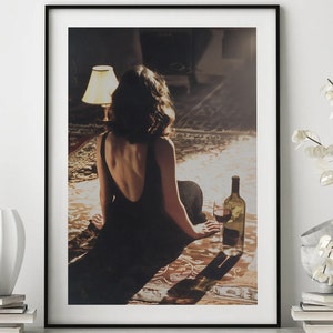 Frau trinkt Wein im Flur, Frauen Poster, trendiger Druck, Alkohol Wandkunst, Barwagen Druck, Mädchenzimmer Dekor, Wanddekoration