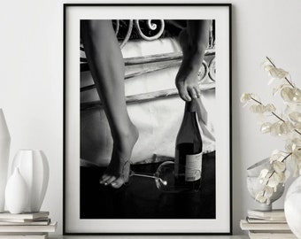 Vrouw met wijn zwart-wit posterprint, feministische alcohol muurkunst