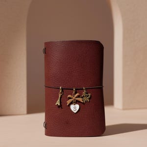 Op de afbeelding: Een set van drie keramische mokken met een gespikkelde, matte afwerking. De mokken zijn in crème, lichtgrijs en donkergrijs. Elke mok heeft een eenvoudig, modern ontwerp en een afgeronde handgreep.