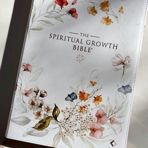 Floral NLT Tabbed Holy Bible for Gift for Christian New Living Testament Bible Study Gift for Spiritual Growth Bible Youth Group Bible Bild 11