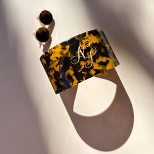 Monogrammed Tortoise Shell Bangle Cuff Tortoise Shell Earring Set Personalized Jewelry Cuff for Her Trendy Engraved Jewelry Tortoise Shell