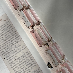 K&ouml;nnte beinhalten: Ein Satz von drei Keramik-Nistbechern in abgestuften Gr&ouml;&szlig;en. Die Schalen haben eine gesprenkelte, matte Oberfl&auml;che in Creme-, Beige- und Braunt&ouml;nen. Die gr&ouml;&szlig;te Sch&uuml;ssel hat einen Durchmesser von etwa 20 cm.
