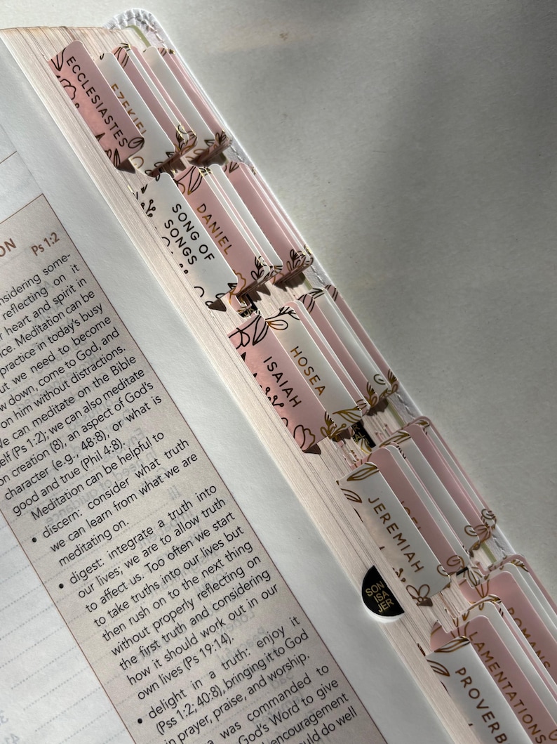 K&ouml;nnte beinhalten: Ein Satz von drei Keramik-Nistbechern in abgestuften Gr&ouml;&szlig;en. Die Schalen haben eine gesprenkelte, matte Oberfl&auml;che in Creme-, Beige- und Braunt&ouml;nen. Die gr&ouml;&szlig;te Sch&uuml;ssel hat einen Durchmesser von etwa 20 cm.