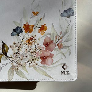 Floral NLT Tabbed Holy Bible for Gift for Christian New Living Testament Bible Study Gift for Spiritual Growth Bible Youth Group Bible Bild 6