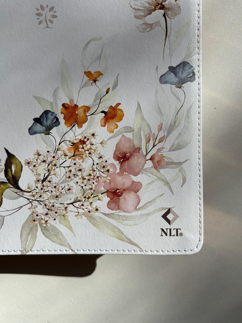 Floral NLT Tabbed Holy Bible for Gift for Christian New Living Testament Bible Study Gift for Spiritual Growth Bible Youth Group Bible Bild 6
