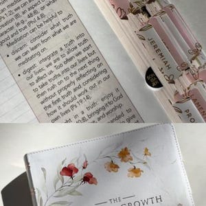 K&ouml;nnte beinhalten: Eine Bibel mit floralem Design und Registerkanten. Der Einband zeigt Aquarellblumen in Rosa, Orange und Blau. Die Register sind rosa mit goldfarbenen Buchstaben. Der Text "The Spiritual Growth Bible" ist sichtbar.