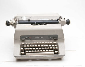 Macchina da scrivere portatile manuale Royal 440 vintage degli anni '60