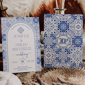 Könnte beinhalten: Eine druckbare Hochzeitseinladungsvorlage mit einem blauen und weißen Fliesenmuster. Die Einladung zeigt die Namen Jennifer und Phillip, das Datum 18. November und die Zeit von 15:00 bis 17:00 Uhr. Die Rückseite der Einladung zeigt ein passendes Fliesenmuster mit den Initialen JP.