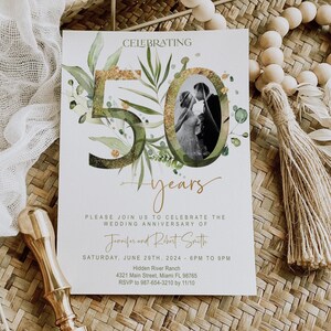 Faire-part 50e anniversaire, verdure, or, élégant, feuillage, eucalyptus, faire-part d'anniversaire de mariage avec photo, modifiable, numérique