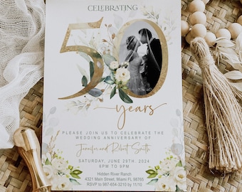 50周年記念招待状、緑、ゴールド、エレガント、葉、花柄、白いバラ、写真付き結婚記念日招待状、編集可能、デジタル