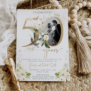 Faire-part 50e anniversaire, verdure, or, élégant, feuillage, floral, roses blanches, invitation d'anniversaire de mariage avec photo, modifiable, numérique