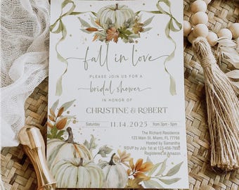 Puede incluir: Una tarjeta de invitación rectangular para una despedida de soltera con una ilustración en acuarela de calabazas blancas, hojas verdes y cintas. El texto dice: fall in love, PLEASE JOIN US FOR A bridal shower IN HONOR OF CHRISTINE & ROBERT, 11.14.2025.
