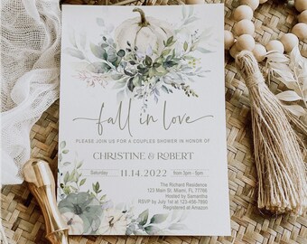 Puede incluir: Una tarjeta de invitación rectangular blanca con una ilustración en acuarela de una calabaza y follaje. El texto dice fall in love, PLEASE JOIN US FOR A COUPLES SHOWER IN HONOR OF CHRISTINE & ROBERT, sábado 11.14.2022 de 3pm a 5pm.