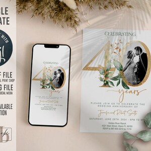 Puede incluir: Una invitaci&oacute;n de aniversario de boda floral dorada y verde con una foto de una pareja en el centro. La invitaci&oacute;n dice "Celebrando 40 a&ntilde;os" e incluye los nombres de la pareja, la fecha, la hora y el lugar del evento. Tambi&eacute;n se incluye informaci&oacute;n de RSVP.