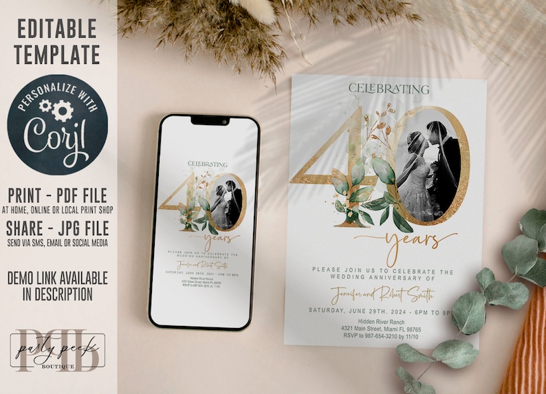 Puede incluir: Una invitaci&oacute;n de aniversario de boda floral dorada y verde con una foto de una pareja en el centro. La invitaci&oacute;n dice "Celebrando 40 a&ntilde;os" e incluye los nombres de la pareja, la fecha, la hora y el lugar del evento. Tambi&eacute;n se incluye informaci&oacute;n de RSVP.