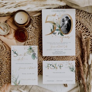 Ensemble 50e anniversaire, invitation avec photo, RSVP, détails, réservez la date, verdure, or, élégant, eucalyptus, modifiable, numérique, imprimable