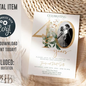 Puede incluir: Una invitaci&oacute;n de 12,7 x 17,8 cm para un 40&ordm; aniversario de boda. La invitaci&oacute;n presenta un n&uacute;mero 40 dorado con follaje verde y una foto de la pareja. El texto dice "Celebrando 40 a&ntilde;os. &Uacute;nase a nosotros para celebrar el aniversario de boda de Jennifer y Robert Smith. S&aacute;bado, 29 de junio de 2024 - 18:00 a 21:00. Hidden River Ranch, 4321 Main Street, Miami FL 96765. RSVP al 987-654-3210 antes del 11/10."