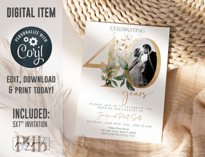 Puede incluir: Una invitaci&oacute;n de 12,7 x 17,8 cm para un 40&ordm; aniversario de boda. La invitaci&oacute;n presenta un n&uacute;mero 40 dorado con follaje verde y una foto de la pareja. El texto dice "Celebrando 40 a&ntilde;os. &Uacute;nase a nosotros para celebrar el aniversario de boda de Jennifer y Robert Smith. S&aacute;bado, 29 de junio de 2024 - 18:00 a 21:00. Hidden River Ranch, 4321 Main Street, Miami FL 96765. RSVP al 987-654-3210 antes del 11/10."