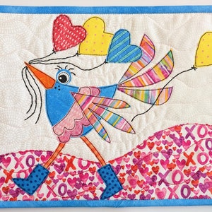 Molde em PDF Love is in the Air - Colorido - Mini colcha - Bloco de colcha - Padrão de pássaro - Aplique de borda crua - RazBeca