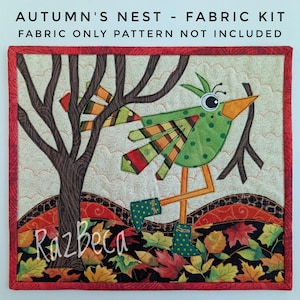 K&ouml;nnte beinhalten: Ein Stoff-Kit mit dem Titel "Autumn's Nest" mit einem skurrilen Vogel in einer Herbstszene. Der Vogel ist gr&uuml;n mit orangefarbenen und braunen Akzenten und tr&auml;gt blaue Stiefel mit gr&uuml;nen Tupfen. Der Hintergrund umfasst einen Baum, Bl&auml;tter und den Text "RazBeca".