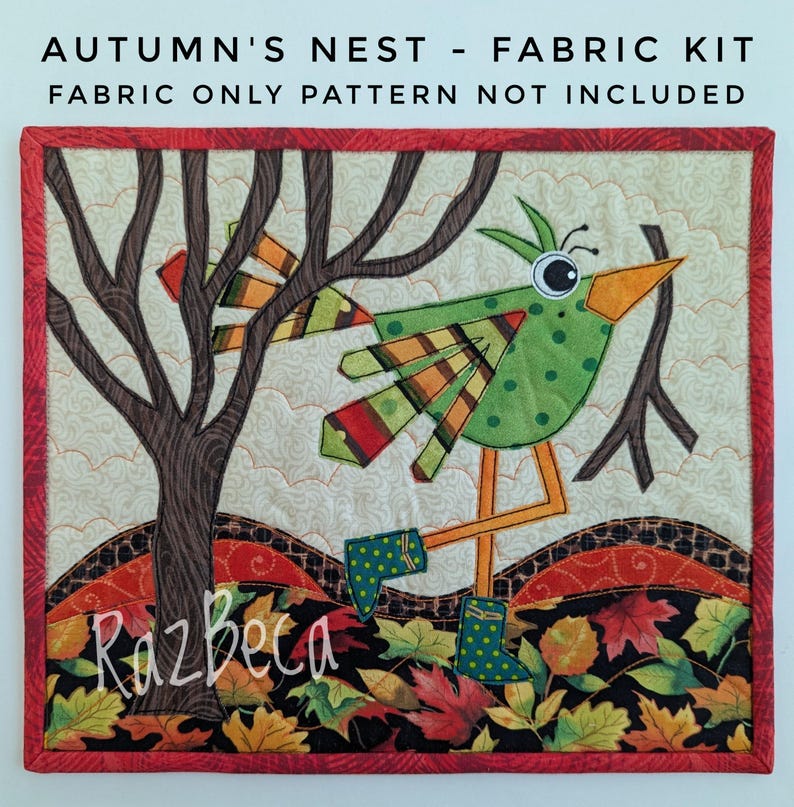 K&ouml;nnte beinhalten: Ein Stoff-Kit mit dem Titel "Autumn's Nest" mit einem skurrilen Vogel in einer Herbstszene. Der Vogel ist gr&uuml;n mit orangefarbenen und braunen Akzenten und tr&auml;gt blaue Stiefel mit gr&uuml;nen Tupfen. Der Hintergrund umfasst einen Baum, Bl&auml;tter und den Text "RazBeca".