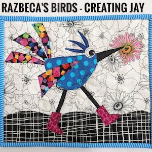 Könnte beinhalten: Ein bunter Patchwork-Vogel mit blauem Körper und schwarzen Beinen hält eine rosa Blume. Der Vogel steht auf einem schwarz-weiß karierten Hintergrund. Das Bild trägt den Titel "RAZBECA'S BIRDS - CREATING JAY".