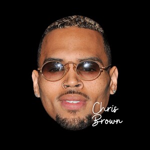 Op de afbeelding: Een close-up portret van Chris Brown, een zanger en songwriter. Hij draagt ronde, bruin gemonteerde zonnebrillen en een neusring. Zijn handtekening staat in wit onder zijn gezicht.