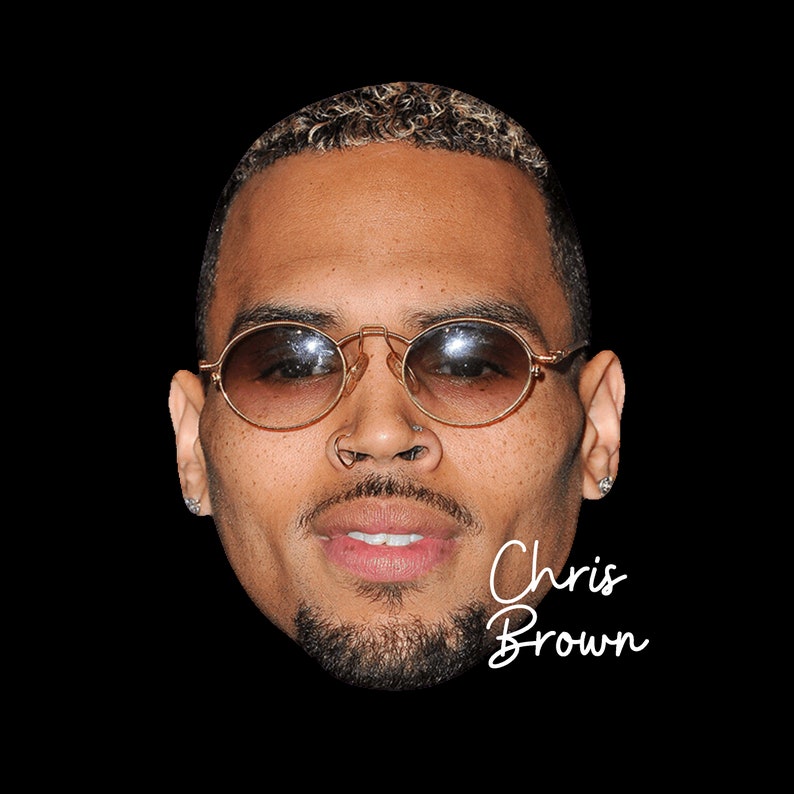Op de afbeelding: Een close-up portret van Chris Brown, een zanger en songwriter. Hij draagt ronde, bruin gemonteerde zonnebrillen en een neusring. Zijn handtekening staat in wit onder zijn gezicht.