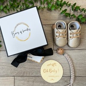 Baby gift box | Personalized gift box | Gender neutral gift set | Baby shoes | Coming home gift | Baby shower gift set | Baby girl gift |
