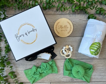 Baby girl gift set | Baby gift set | Baby hair bow | Baby shower gift | Muslin blanket | Pacifier clip | Gift box | Personalized gift box
