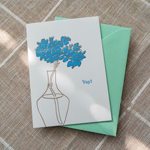 ¡Genial! Tarjeta floral con impresión tipográfica. ¡Qué emoción! Tarjeta de graduación, tarjeta de compromiso, tarjeta de inauguración, nuevo trabajo, baby shower, tarjeta de boda.