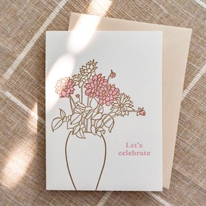 Célébrons la carte typographique, excitée pour vous, illustration florale, carte pour l'obtention du diplôme, carte de fiançailles, nouvel emploi, carte pour mariage