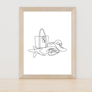 Puede incluir: Dibujo de línea de una bolsa de playa, chanclas y una estrella de mar. El dibujo está en blanco y negro y está enmarcado en un marco de madera claro.