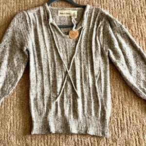 Dos suéteres vintage de angora gris, cuello en V, manga 3/4, talla pequeña, manga larga, detalle delantero verde, tejido de punto Moon and Madison, talla mediana