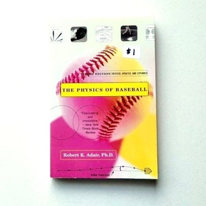 Puede incluir: Un libro titulado "The Physics of Baseball" con un gráfico de béisbol en la portada. El libro es una tercera edición y tiene una etiqueta de precio de 1 €.