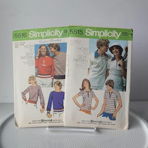 Könnte beinhalten: Zwei Vintage-Simplicity-Schnittmusterumschläge. Die grün-weißen Umschläge zeigen Illustrationen von Personen, die die Kleidungsmuster tragen. Der Text auf den Umschlägen lautet "How to Sew Pattern" und "Sized for Stretch Knits Only".