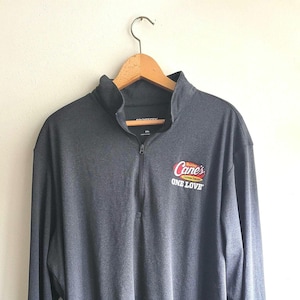Sudadera Raising Cane's Chicken Fingers / Logotipo Sport-Tek gris carbón