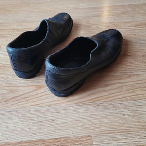 Mocasines de piel negra Johnston & Murphy para mujer, zapatos planos clásicos y cómodos para el trabajo o la oficina. imagen 2