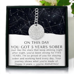 Portachiavi personalizzato con mappa stellare per 5 anni di sobrietà, portachiavi per celebrare la sobrietà, regalo di sobrietà per donne e uomini, recupero dalla dipendenza