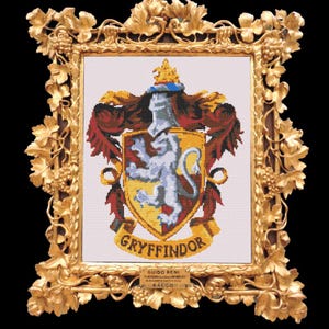 Puede incluir: Una taza de cerámica blanca con un asa negra y el texto "But First, Coffee" en negro, con una fuente de estilo manuscrito. La taza está sobre una superficie blanca.